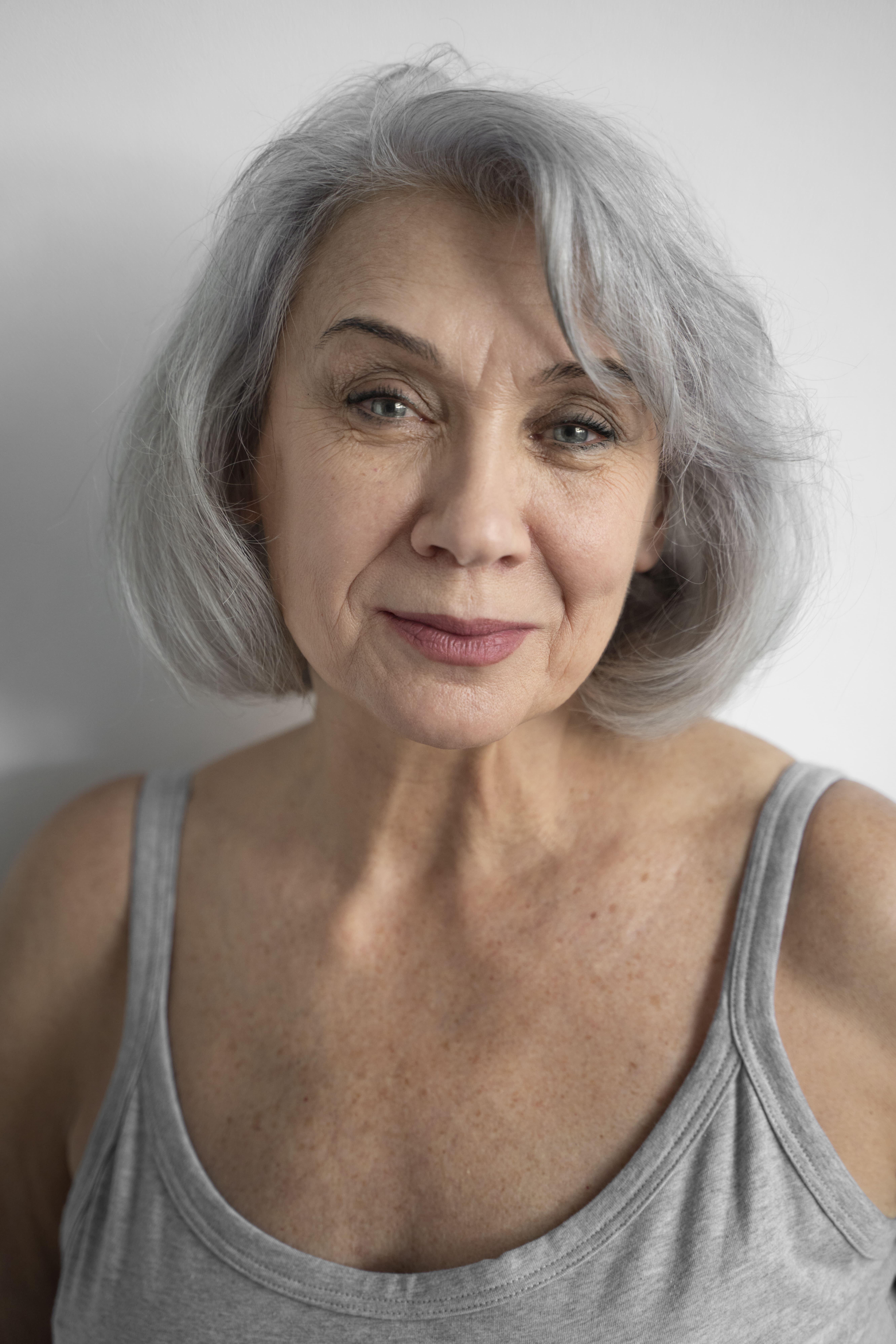 femme &acirc;g&eacute;e avec des pommettes et bajoues