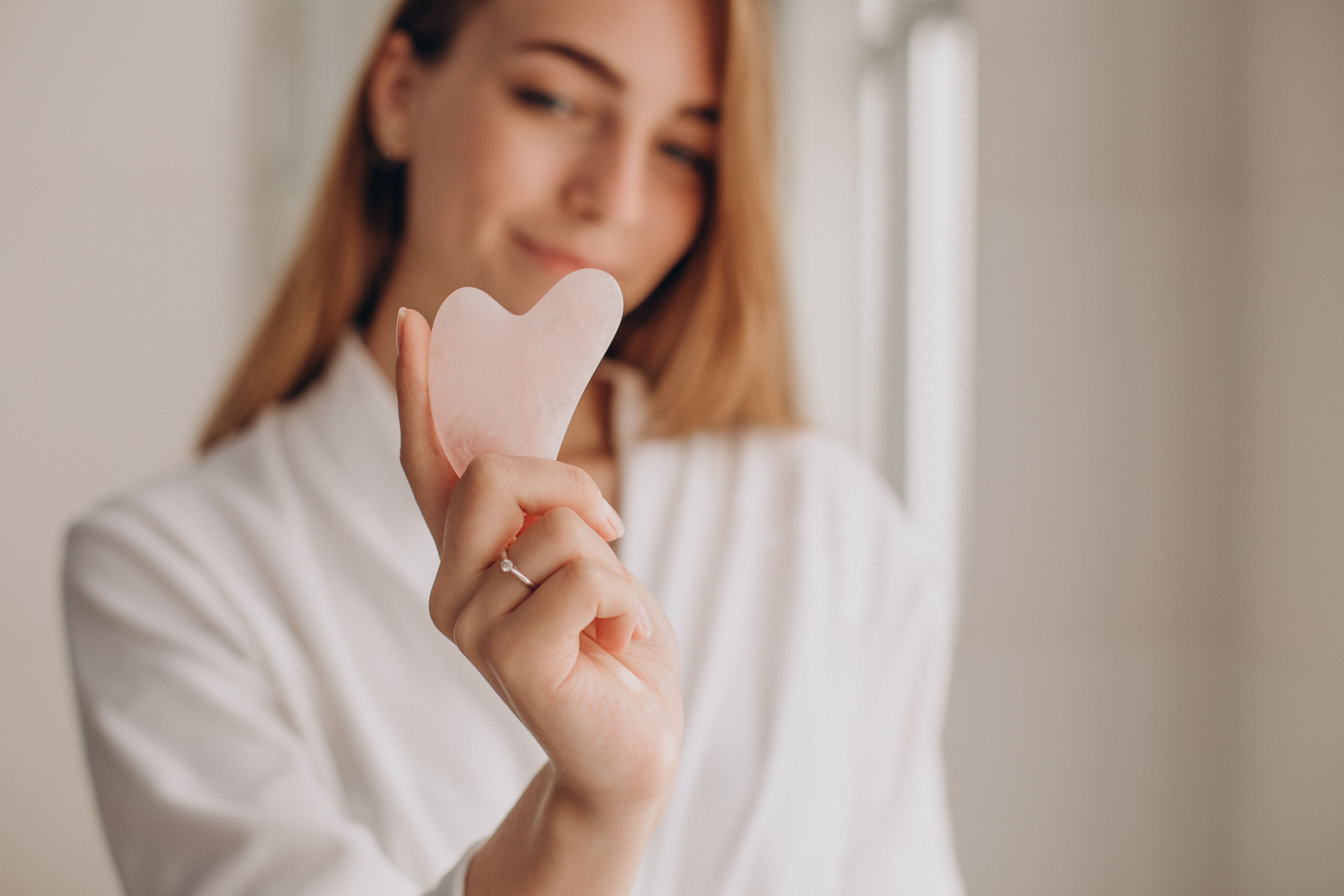femme faisant du massage avec le gua sha