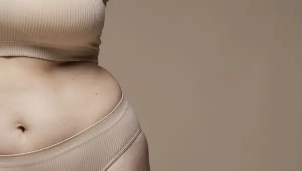 femme  avec ventre gonfl&eacute; 