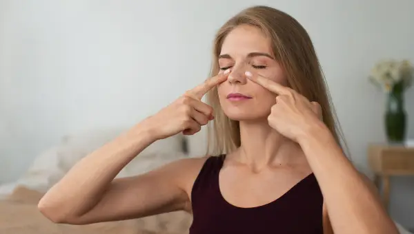 femme pratiquant le yoga du visage biom&eacute;canique