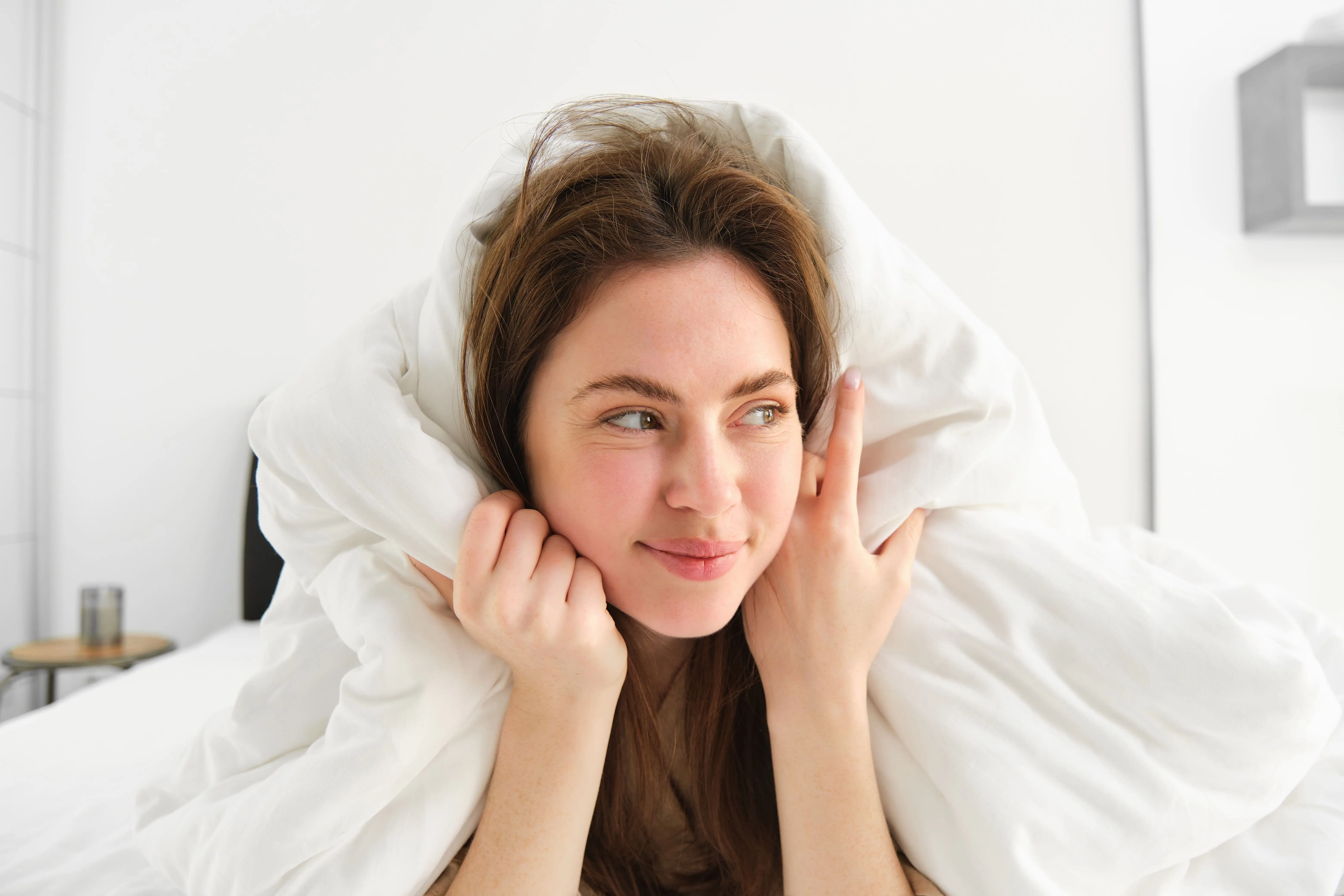 femme avec visage gonflé au réveil