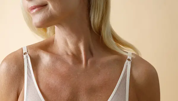 comment lisser et raffermir le d&eacute;collet&eacute; naturellement.