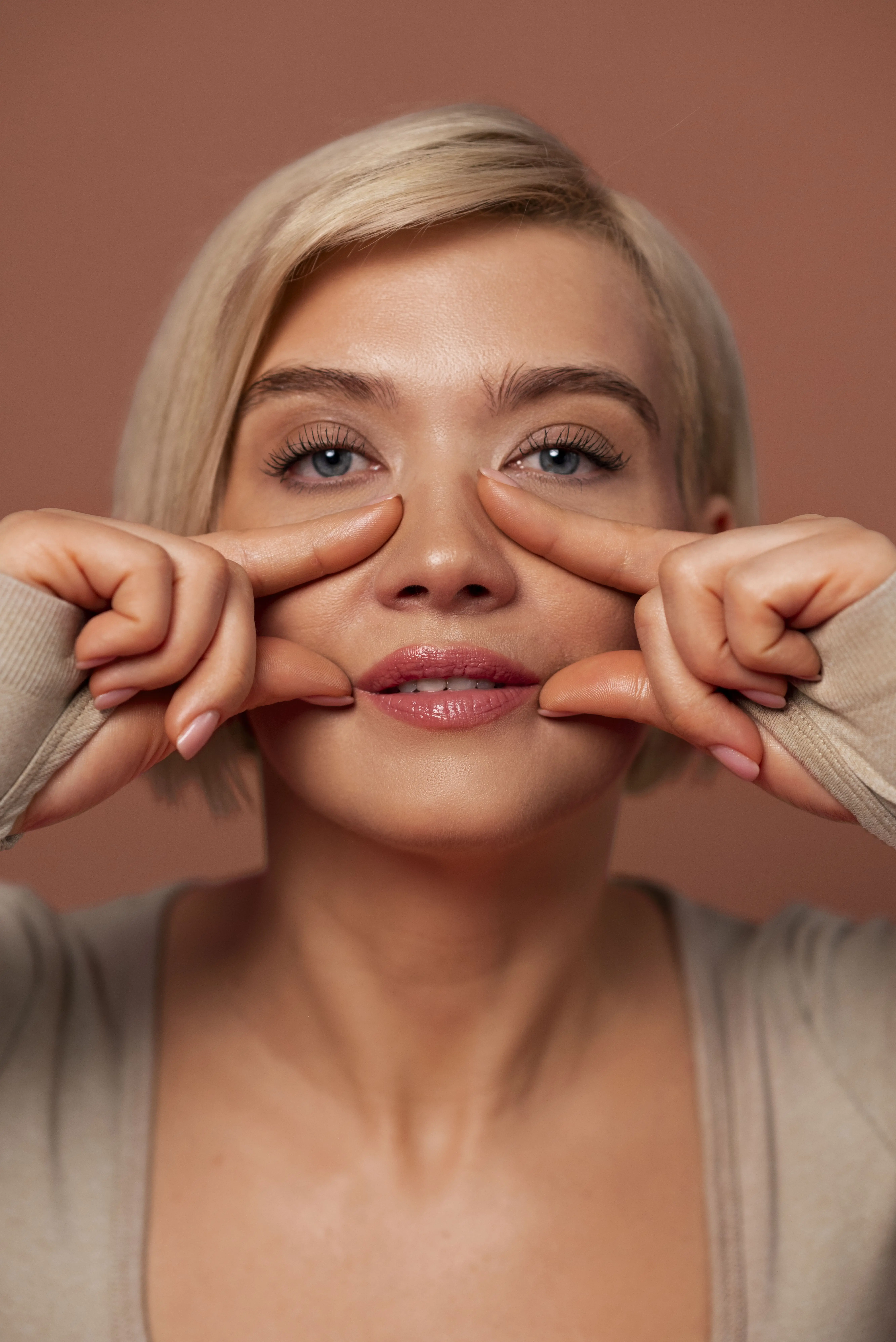 femme pratiquant le yoga du visage 