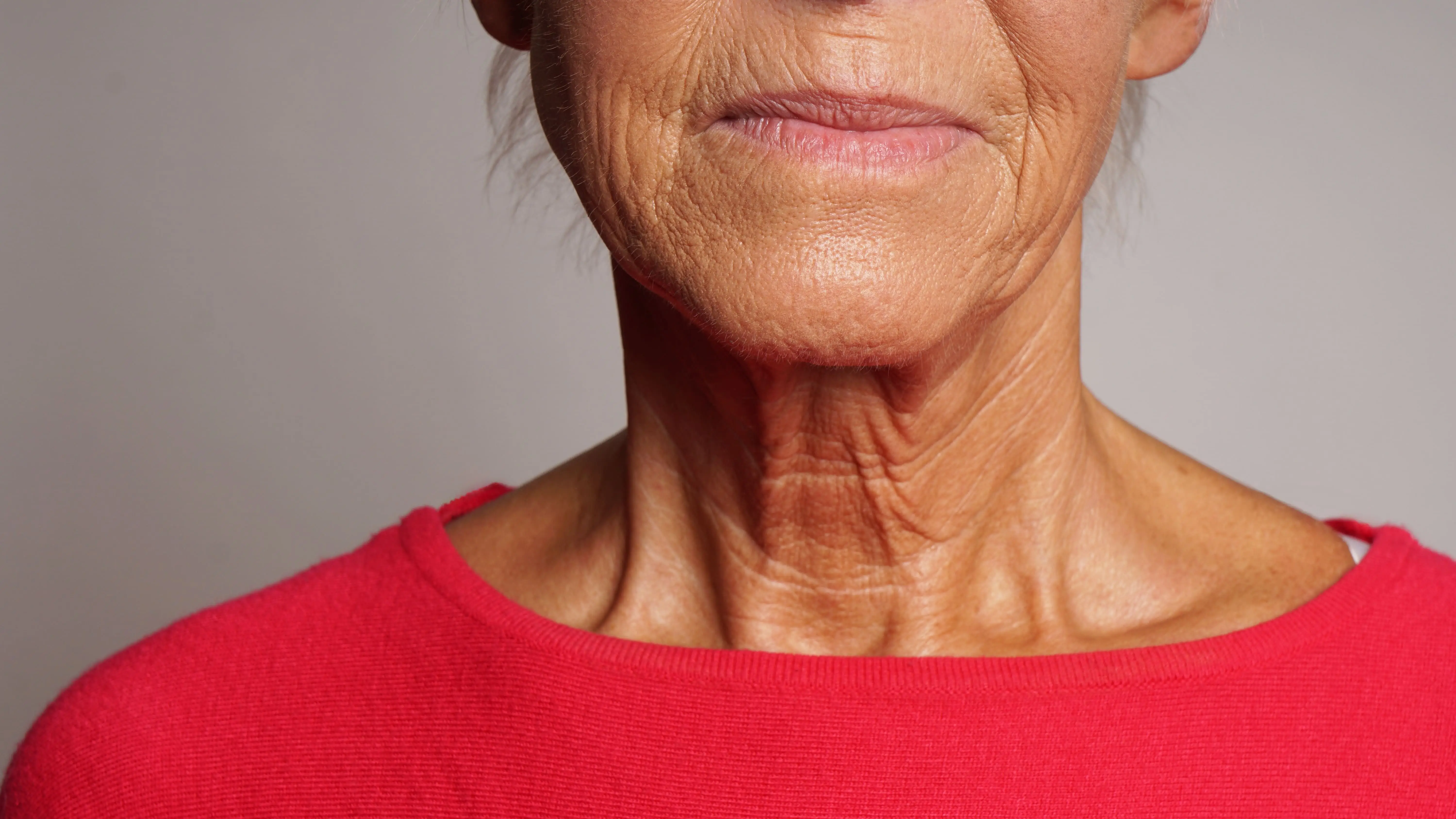 bas du visage de femme rel&acirc;ch&eacute; 