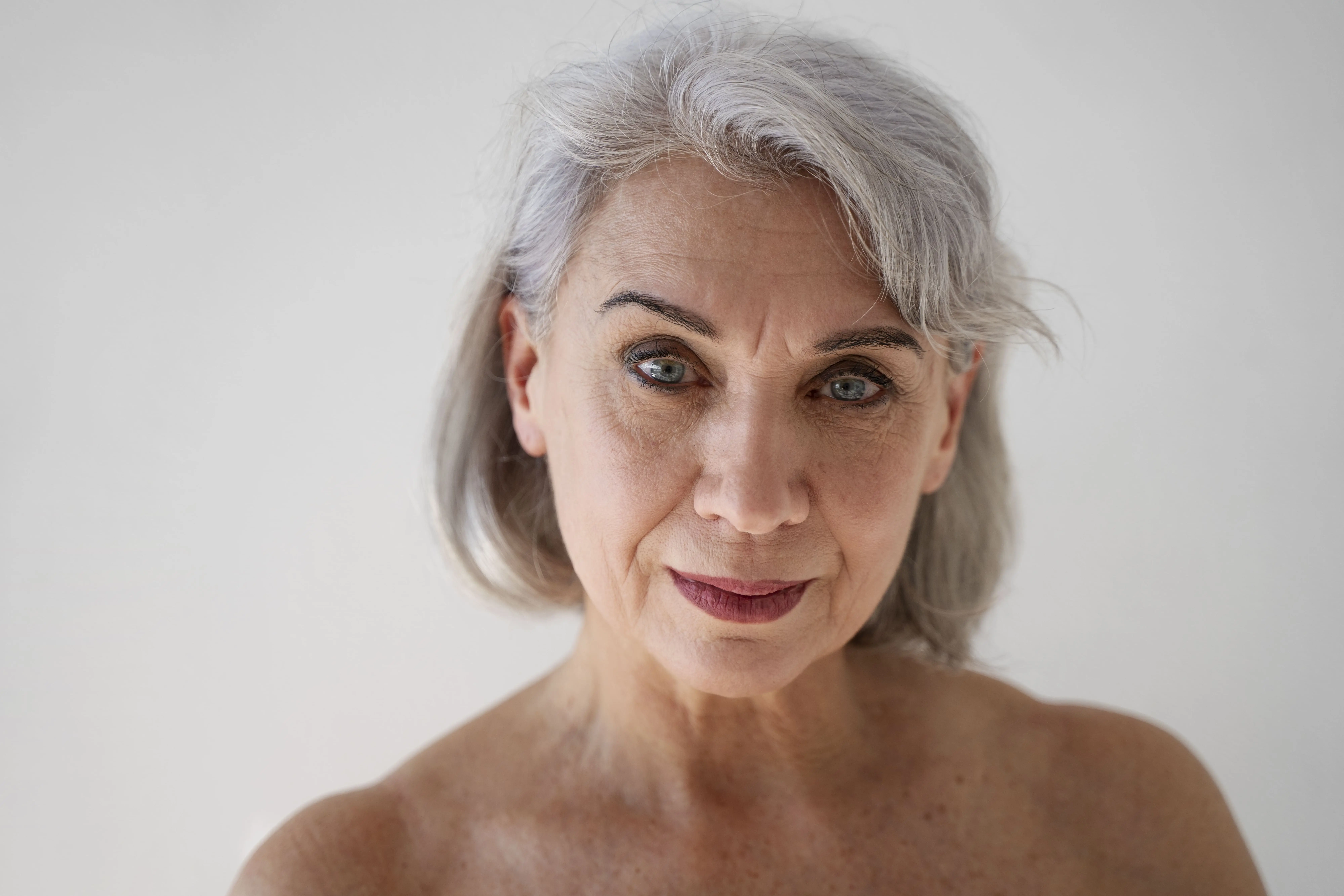 femme &acirc;g&eacute;e avec des pommettes et bajoues