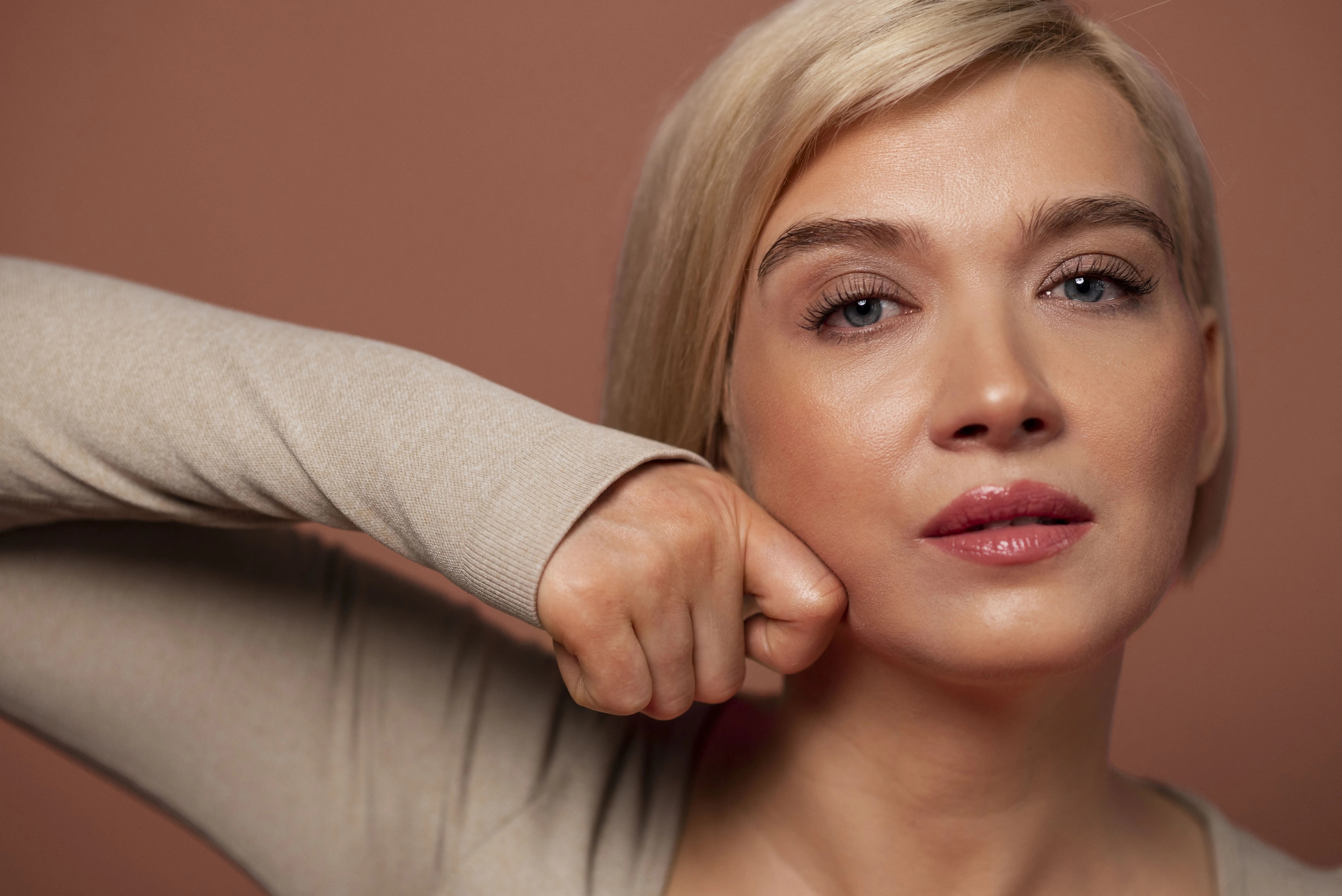 visage de femme ayant pratiqu&eacute; le yoga du visage biom&eacute;canique